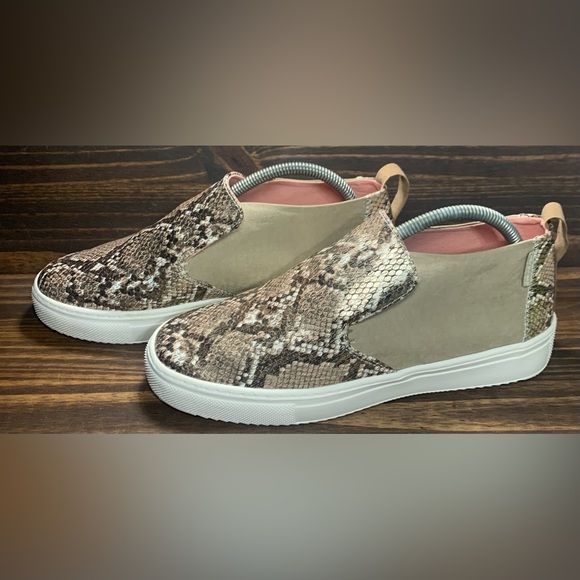 Hey Dude Peyton Womens Size 9 Shoes Snake Brown Athletic Sneaker Lightly Worn - Picture 2 of 10